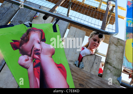 Ein junges Mädchen blickt durch Barrieren errichtet bei Dale Farm Zigeuner vor Ort einen Räumungsbefehl zu entziehen. 19. September... 2011 Stockfoto