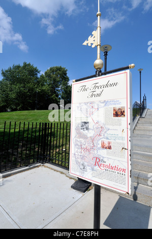 Schild am Bunker Hill Monument in Charlestown zeigt die Route der Freedom Trail durch die historischen Boston Massachusetts USA Stockfoto
