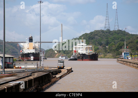 Blick auf den Panama-Kanal zeigt den normalen Betrieb in die reguläre Arbeit des Weges getan. Stockfoto