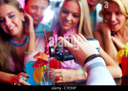 Foto von Barkeeper Hand halten Sie Flasche und gießt Wasser aus ihm heraus Stockfoto