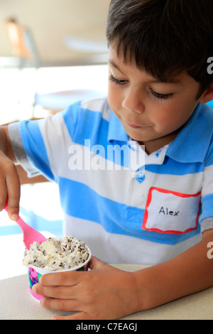 4-jährigen Jungen essen Eis (MR) Stockfoto
