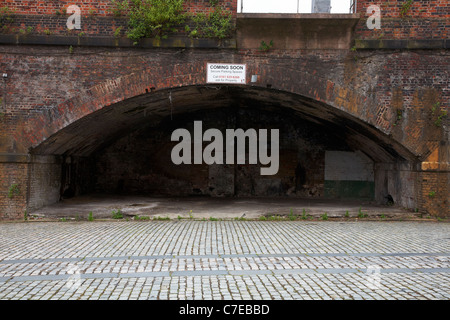 Bietet sichere Parkplätze unter Eisenbahn wölbt sich in Castlefield Manchester UK Stockfoto