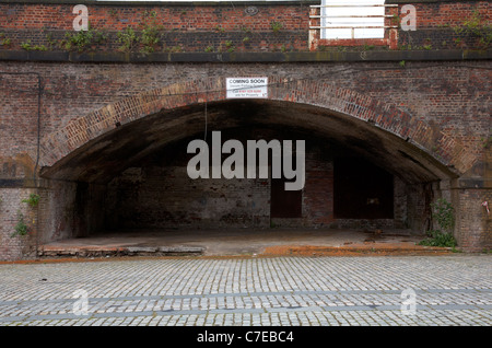 Bietet sichere Parkplätze unter Eisenbahn wölbt sich in Castlefield Manchester UK Stockfoto