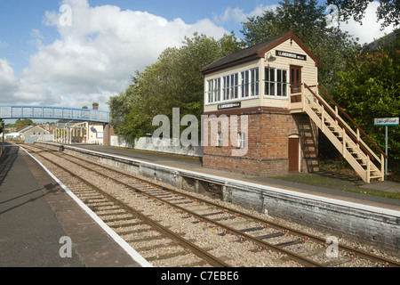 Llandrindod Wells alte Eisenbahn Bahnhof Stellwerk und Plattform. Stockfoto