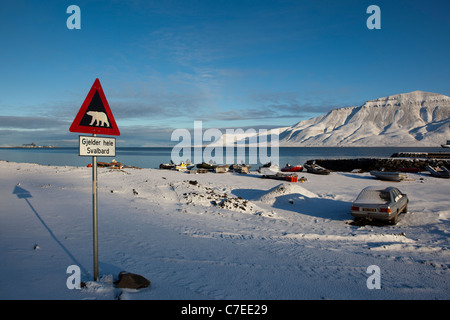 Polar Bear Warnschild am Stadtrand von Longyearbyen auf der arktischen Insel Spitzbergen in Svalbard. Stockfoto