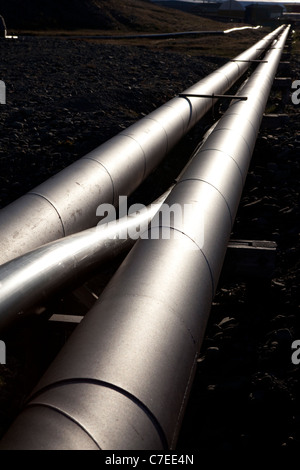 Thermische Heizungsrohre in Longyearbyen, Svalbard. Stockfoto