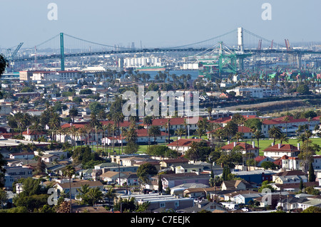 Hafen in San Pedro - Kalifornien. Am langen Strand Skyline und die Brücke nach San Pedro. Stockfoto