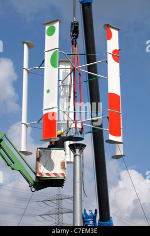 Montage von einer vertikalen Windkraftanlage. Versuchsanlage, die Technologie von vertikalen Windkraftanlagen zu studieren. Stockfoto