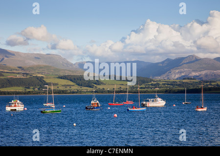 Boote auf Menai Strait mit Blick auf die walisischen Berge auf dem Festland jenseits gesehen von Beaumaris, Isle of Anglesey (Ynys Mon), North Wales, UK Stockfoto