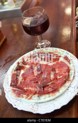 Tapas-Trail in Jerez Spanien. Abgebildet ist das traditionelle Tapas in Sevilla essen. Das Bild zeigt Iberico Jamon(ham). Stockfoto