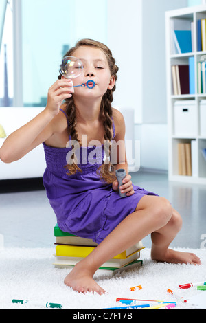 Porträt von netten Mädchen bläst Seifenblasen Stockfoto