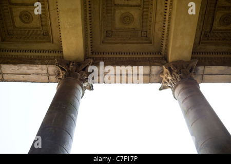 Klassischen Portikus, Säulen und dekorative Decke - Compton Verney - Haus umgebaut von 18thC Architekt Robert Adam. VEREINIGTES KÖNIGREICH. Stockfoto