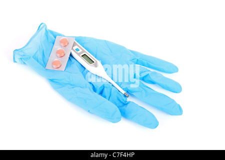 Blaue medizinische Handschuhe mit Pillen und Thermometer auf weißem Hintergrund Stockfoto
