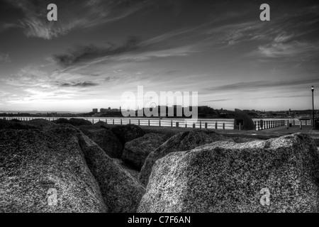 Schwarz / weiß Bild von Plymouth Hacke bei Sonnenuntergang von Mountbatten betrachtet. Zusätzlicher Lärm/Korn für Effekt. Stockfoto