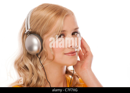 Frau mit Kopfhörern Musik hören Stockfoto