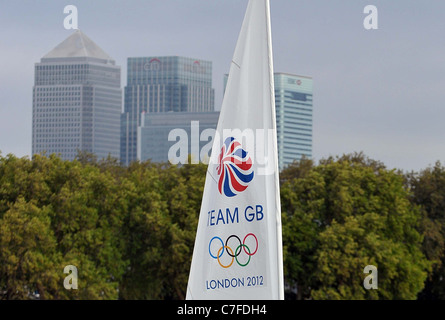 Eines der TeamGB segelt mit Canary Wharf im Hintergrund. TeamGB kündigt die ersten Athleten für die London ausgewählt werden Stockfoto