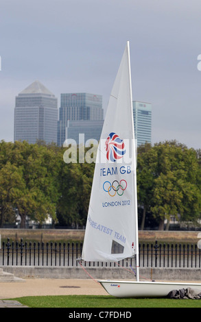 Eines der TeamGB segelt mit Canary Wharf im Hintergrund. TeamGB kündigt die ersten Athleten für die London ausgewählt werden Stockfoto