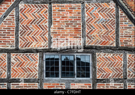 Altes Eichenholz gerahmte Haus mit Fischgrätmuster Mauerwerk. Whitchurch, Buckinghamshire, England Stockfoto