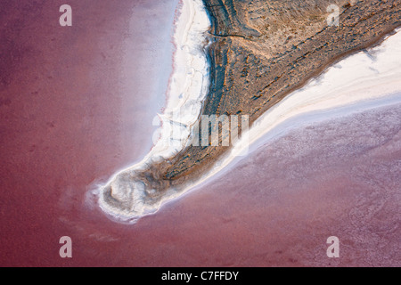 Tiefflug Luftaufnahme der Uferlinie des Lake Eyre South, Outback South Australia. Stockfoto