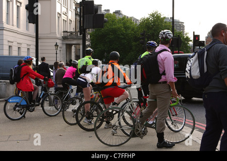 Radfahrer, die darauf warten, über die Straße am Hyde Park Corner Kreisverkehr hetzen Stockfoto