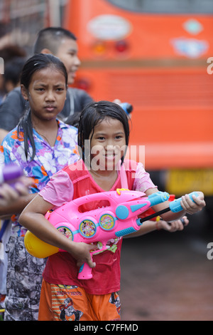 Thais Kinder feiern Song Kran buddhistische Neujahr in der Silom Road, Bangkok, Thailand Stockfoto