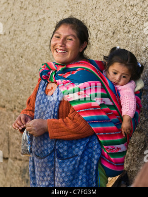 Peruanische Frau mit hier Kind auf einem Markt in Cusco-Peru Stockfoto