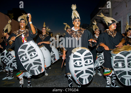 Nicht identifizierte Candombe-Trommler in der Montevideo jährliche Carnaval in Montevideo Uruguay Stockfoto