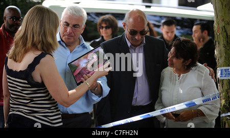 Mitch Winehouse und Mutter Janis Winehouse betrachten floral Tribute mit ihrem Sohn Alex Winehouse Stockfoto