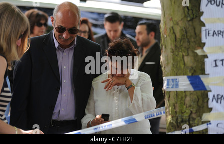 Mitch Winehouse und Mutter Janis Winehouse betrachten floral Tribute mit ihrem Sohn Alex Winehouse Stockfoto