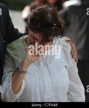 Mitch Winehouse und Mutter Janis Winehouse betrachten floral Tribute mit ihrem Sohn Alex Winehouse Stockfoto