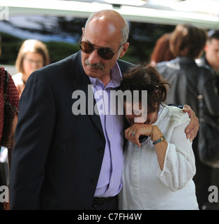 Mitch Winehouse und Mutter Janis Winehouse betrachten floral Tribute mit ihrem Sohn Alex Winehouse Stockfoto