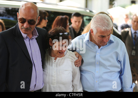 Mitch Winehouse und Mutter Janis Winehouse betrachten floral Tribute mit ihrem Sohn Alex Winehouse Stockfoto