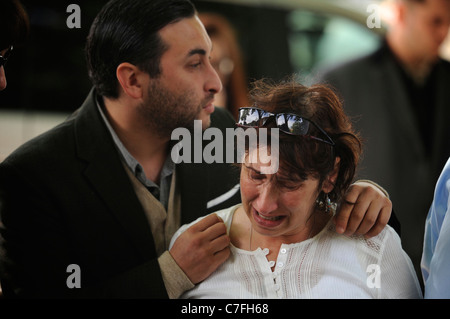 Mitch Winehouse und Mutter Janis Winehouse betrachten floral Tribute mit ihrem Sohn Alex Winehouse Stockfoto