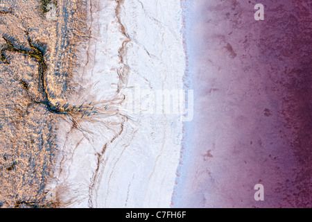 Tiefflug Luftaufnahme der Uferlinie des Lake Eyre South, Outback South Australia. Stockfoto