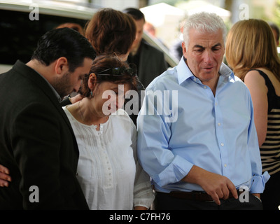 Mitch Winehouse und Mutter Janis Winehouse betrachten floral Tribute mit ihrem Sohn Alex Winehouse Stockfoto