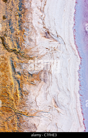 Tiefflug Luftaufnahme der Uferlinie des Lake Eyre South, Outback South Australia. Stockfoto