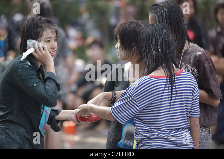 Thais drängen feiern Song Kran buddhistische Neujahr sich in der Silom Road, Bangkok, Thailand Stockfoto