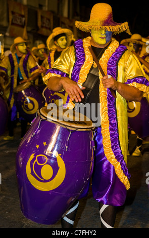 Nicht identifizierte Candombe-Trommler in der Montevideo jährliche Carnaval in Montevideo Uruguay Stockfoto