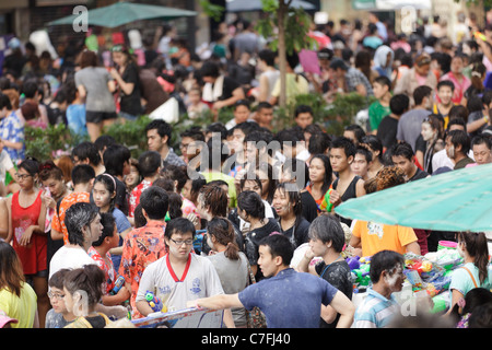 Thais drängen feiern Song Kran buddhistische Neujahr sich in der Silom Road, Bangkok, Thailand Stockfoto