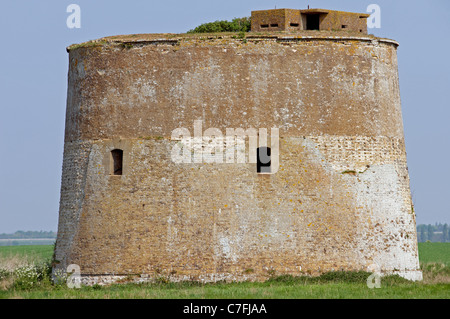 Martello-Turm Z, mit einen WW2 Bunker an der Spitze, Alderton, Suffolk, Großbritannien gebaut. Stockfoto