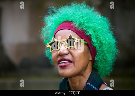 Frau im Straßentheater an der Edinburgh Fringe Festival, Schottland, UK Stockfoto