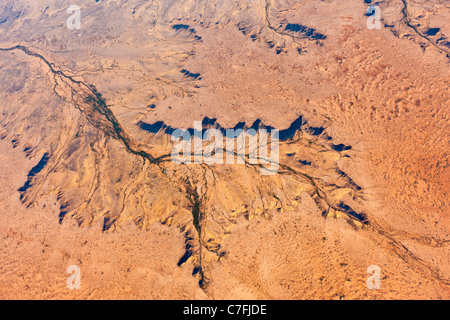 Tiefflug Luftaufnahme von ariden Landschaft rund um Lake Eyre, Australien. Stockfoto