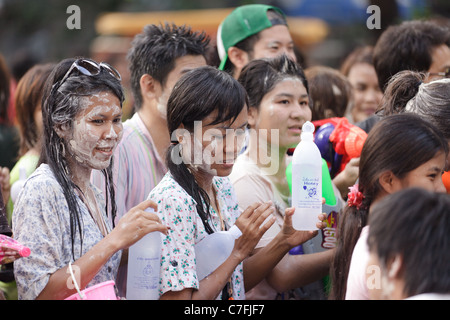 Thais drängen feiern Song Kran buddhistische Neujahr sich in der Silom Road, Bangkok, Thailand Stockfoto