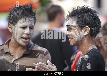 Thai Teenager feiern Song Kran buddhistische Neujahr in der Silom Road, Bangkok, Thailand Stockfoto