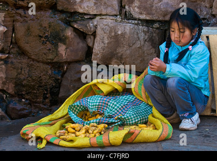 Peruanische Mädchen in einem lokalen Markt Stockfoto