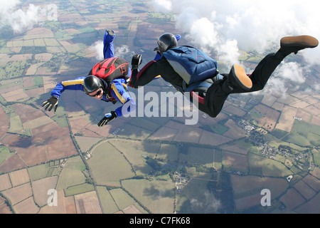 Zwei Fallschirmspringer im freien Fall Stockfoto