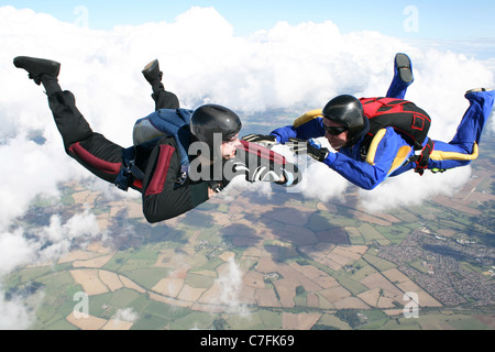 Zwei Fallschirmspringer im freien Fall Stockfoto