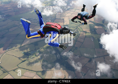 Zwei Fallschirmspringer im freien Fall Stockfoto