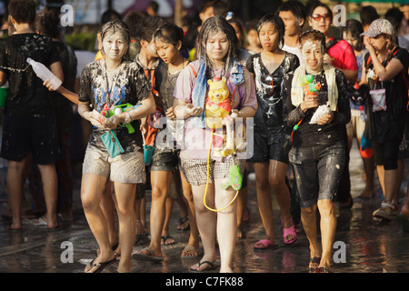 Thais drängen feiern Song Kran buddhistische Neujahr sich in der Silom Road, Bangkok, Thailand Stockfoto