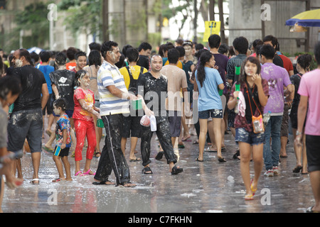 Thais Menschenmenge feiert Song Kran buddhistischen Neujahrsfest in der Silom Road, Bangkok, Thailand Stockfoto